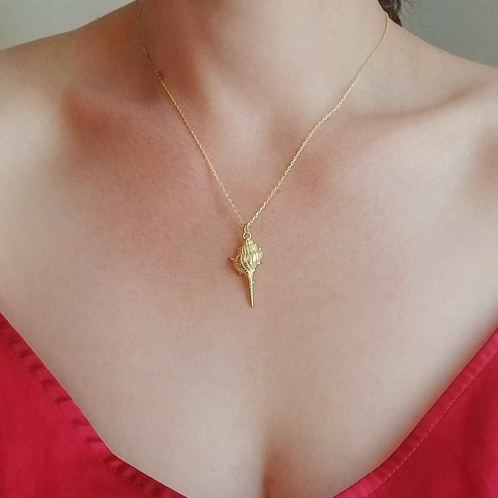 Are you dreaming of the beach? What a stylish way to add some under the sea glamour to your life with this Dazzling Conch Shell Necklace. Featuring a high polished finish for long-lasting shine, the conch shell pendant hangs from a 17-inch chain. Both the pendant and chain are crafted in 925 Sterling Silver and are plated in Gold. Do you prefer white Gold or yellow Gold?  